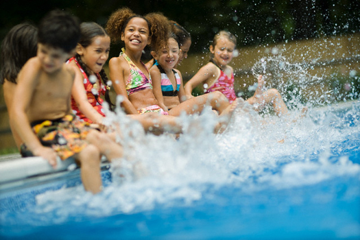 nios-en-la-piscina