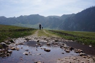 Senderismo_por_un_valle_de_los_Picos_de_Europa